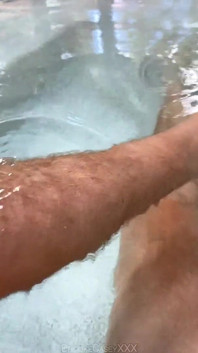 핫한 욕조 브룩카세이xxx의 털이 많은 다리