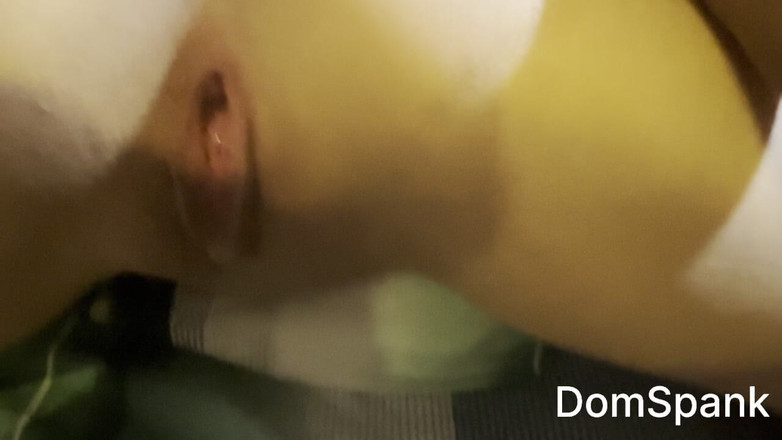 RealDomSpank: Desi přítelkyně mě nutí jíst zmrzlinu z její kundičky a...