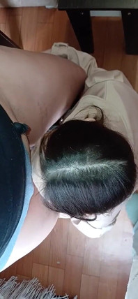 Escrava menina estudante se reveza lambendo xoxotas de dois professores amantes
