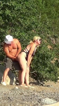 Riprendere una MILF sexy sulla costa