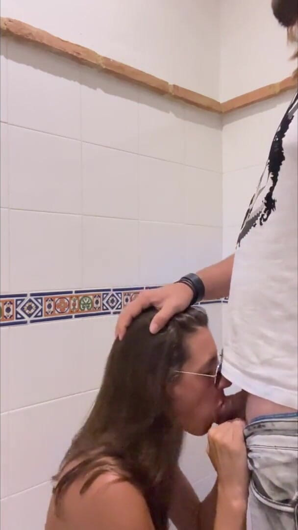 Lety Howl: Lety Howl neuken in een openbaar toilet in Spanje
