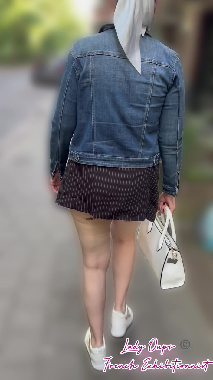 Lady Oups: Výstava v centru města v mikro sukni s análním kolíkem...