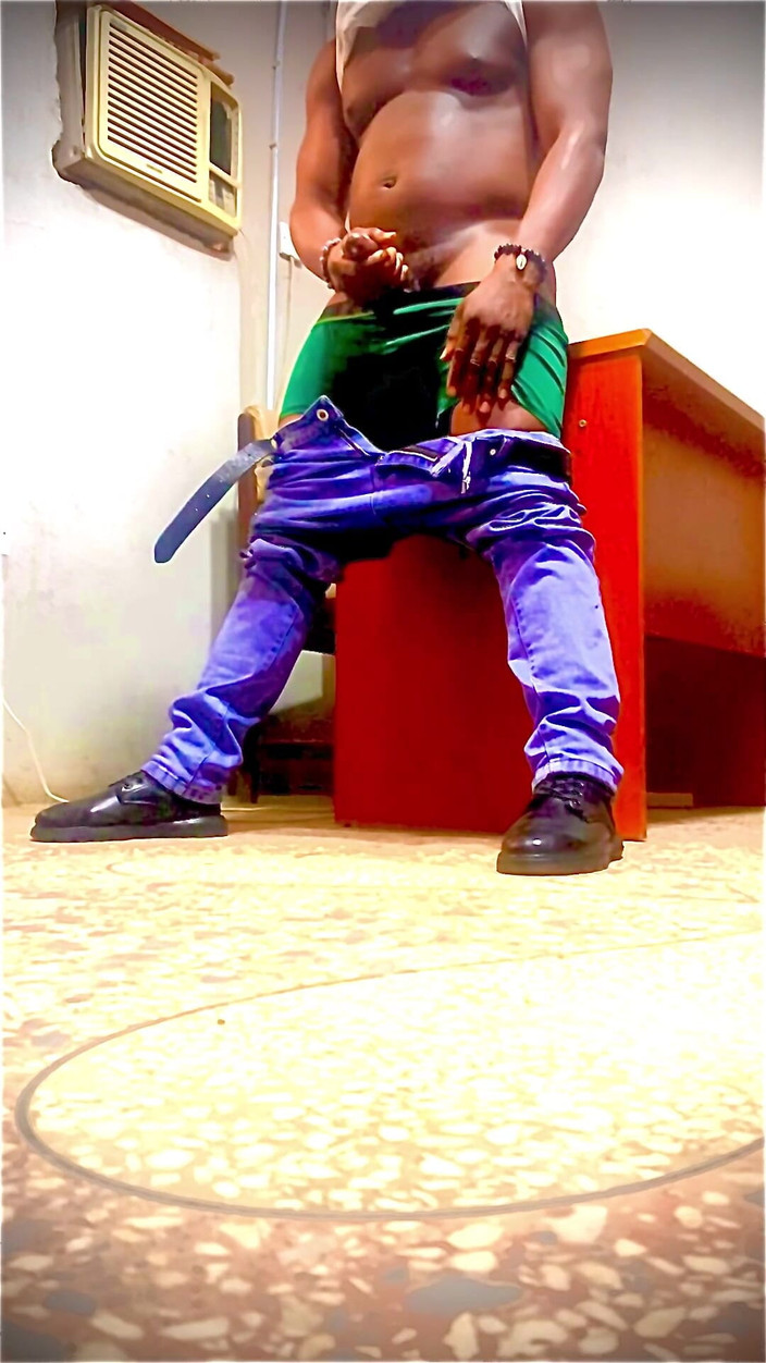 Enigmatic Buoy: Ofisimin içinde mastürbasyon yapıyor