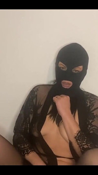 밀피칼라는 도시의 중심부에 있는 작은 아파트에서 혼자 살았던 여성이었습니다.