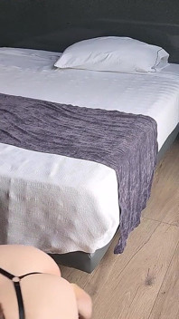 Sulu götlü lezzetli itaatkar şaplak atıyor ve her şekilde kullanılıyor