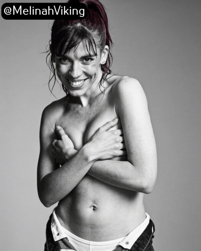 Melinah Viking: B&amp;w servizio fotografico in topless