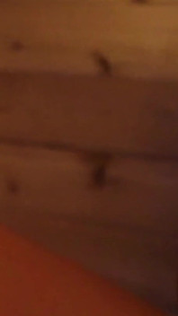 Ateşli orta yaşlı seksi kadın suana sakso çekiyor