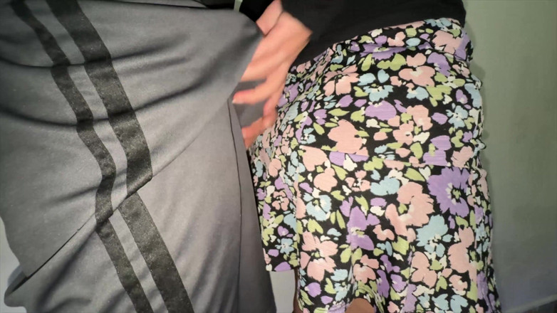 CoupleOfHotSins: Hon tar tag i en främlings penis med en enorm...