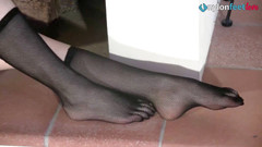 Best Nylon Feet Videos: Nádherná brunetka s napuštěným tělem ukazuje své nohy v síťovaných...