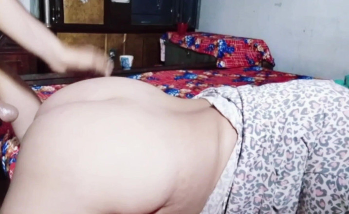 Abida sexy: Oggi per la prima volta nel culo, c'è molto male...