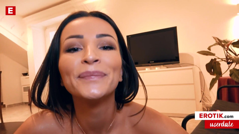 Erotik Com Userdate International: Pretty babe Alyssia Kent lets him fuck her on the...