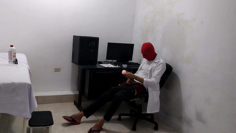 Goky: doktor sevimli bir hastayı tedavi ettikten sonra mastürbasyon yapıyor