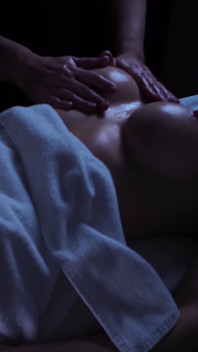Massagem com final feliz para milf com tesão com corpo em forma e peitões!