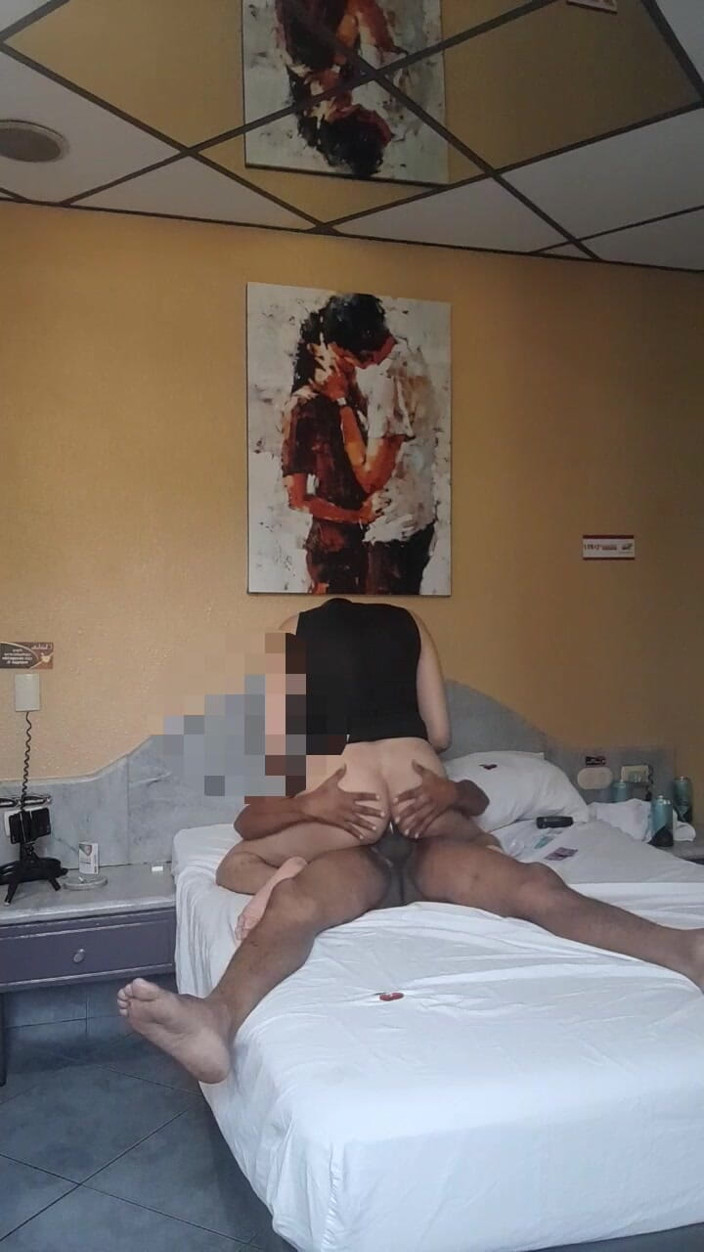 Fuck Guard Oficial: Rakan sebilik mahu mencuba bar coklat saya buat kali pertama