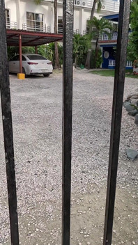 Bystig svart tjej plockas upp vid poolen &spermakrämd