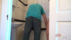 ATKIngdom: Bryn Blayne banyoda poz atıyor