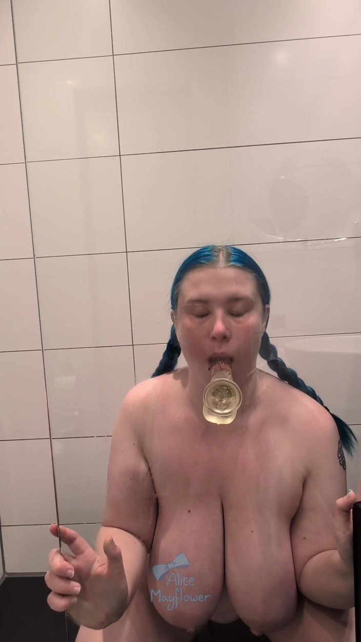 Alice_Mayflower_Scottish: 淋浴性爱 n suck - 独奏女孩