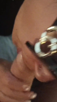 MILF dalam kacamata hitam POV blowjob dengan cumshot di mulut