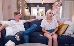 Adult Time - babá tesuda Chloe Temple é pega se masturbando no sofá e recebe gozada interna