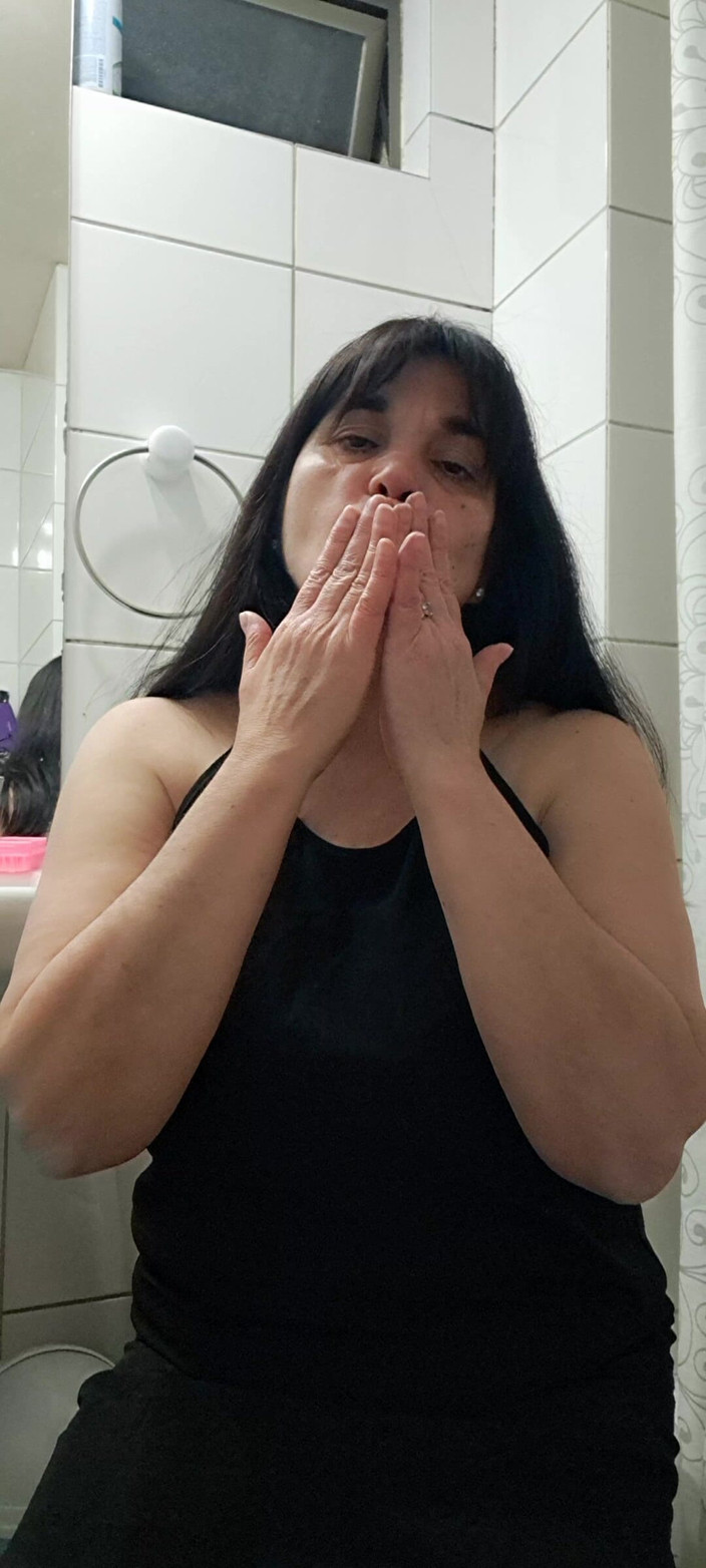 Mommy big hairy pussy: Zralá MILFka je dole nahá