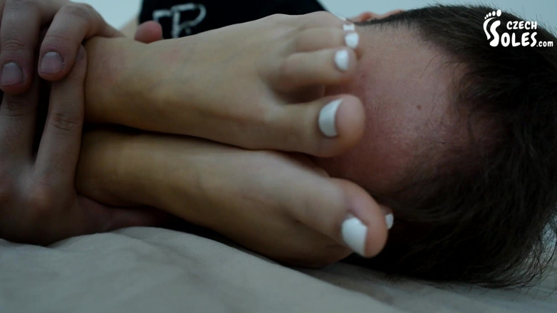 Czech Soles - foot fetish content: Kaki mungil wendy yang dingin sedang butuh perhatian
