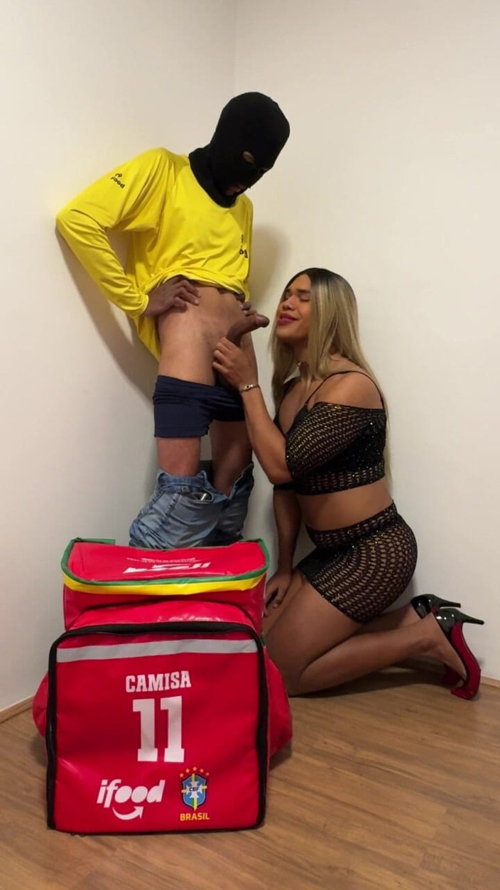 Andreialatina: Fodendo Com Entregador Do Iood