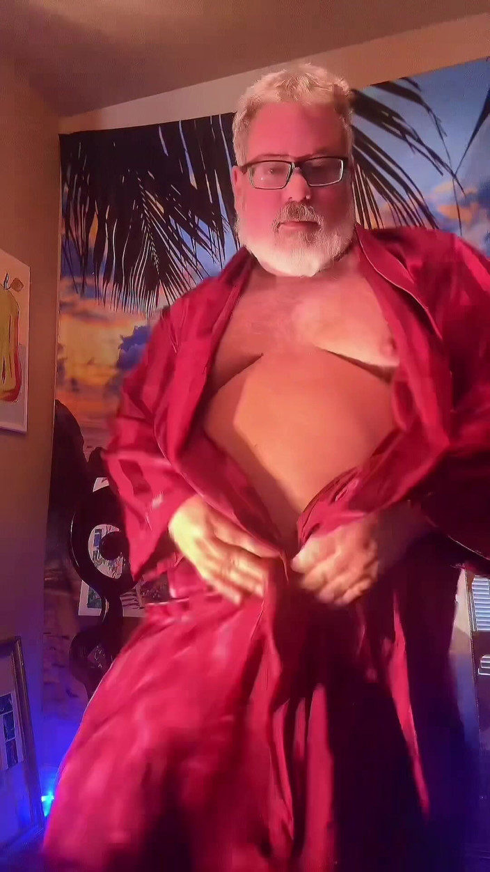Hand-Free-Daddy-Chub: หมีเต้นแก้ผ้าชื่อดัง