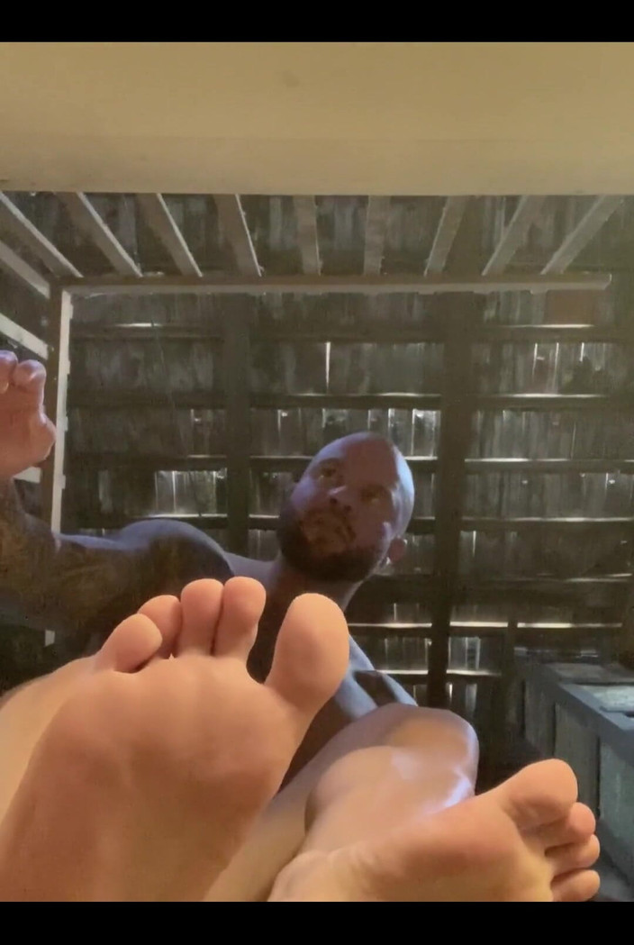 Jasons feet: विशाल पैर