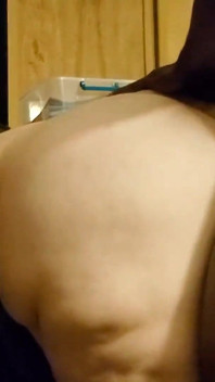 Sexy bílá bbw s tlustým zadkem Ohnutá přes gauč zezadu a ošukaná dobře velkým černým pérem