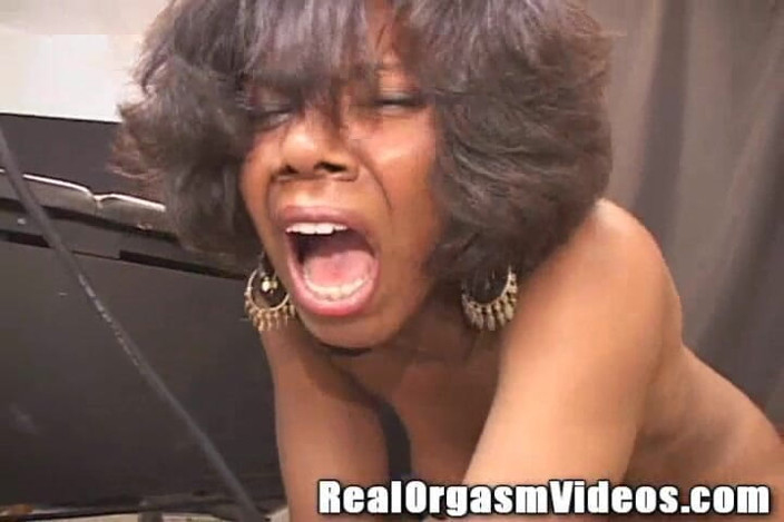 Sybian Orgasm Videos: Orgasm sălbatic cu gagică neagră sybian pizdă care ejaculează Călărire...