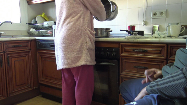 Stepmom Susan: CFNM - 饥渴熟女在自慰后吞下他的精液