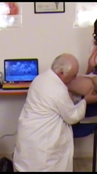 Monica odwiedza klinikę
