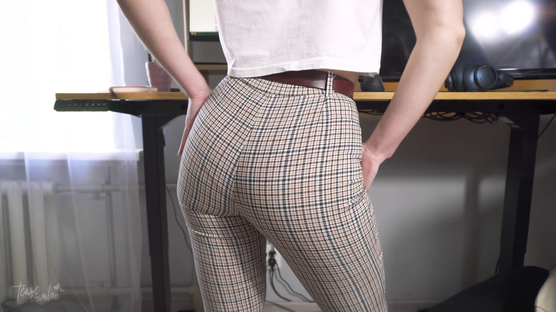 Teasecombo 4K: 후장 팬티를 입고 엉덩이를 괴롭히는 사무실 소녀