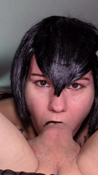 Goth Mavis cosplayer meisje geeft een harde balldeep diep in keel en krijgt een enorme lading in haar thorat