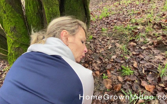 Homegrown Big Tits: Amatör knullar i skogen