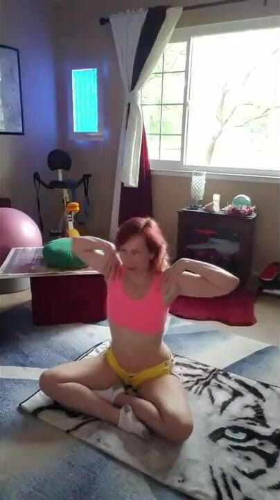 Aurora Willows: Fashion show and workout in yellow booty shorts