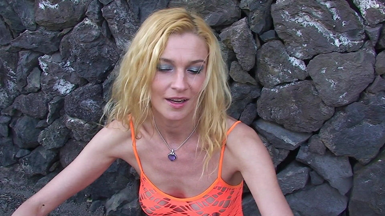 Toy Sluts: Troia bionda magra piscia e si masturba all'aperto