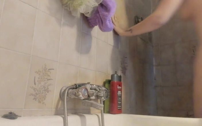 Nicoletta Embassi: Ta belle Italienne sous la douche avec sa grosse chatte...