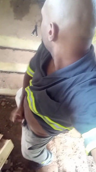 Na schodech budovy narazil do