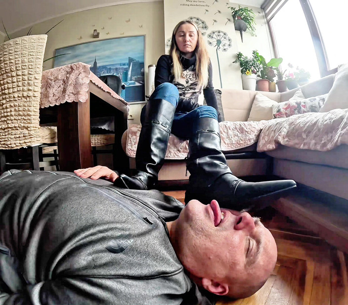 Mistressyammyboots: Sulorna tjänas inte. De är tillbedjade.