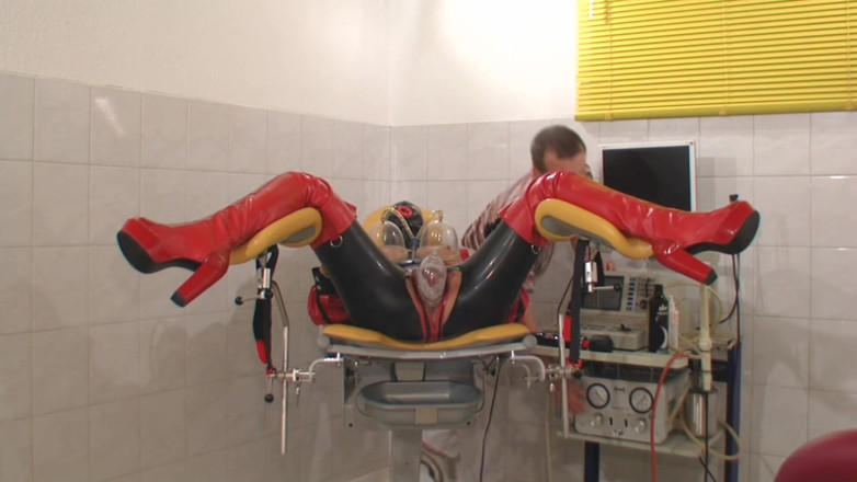 Rubber & Clinic Studio - 1ATOYS: Bizarní vakuová pumpa v gumě