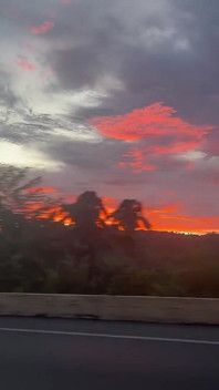 Hari Musim Panas yang menyejukkan. Femboy Semi Bogel Di Tengah Tasik, Bersendirian dan Panas