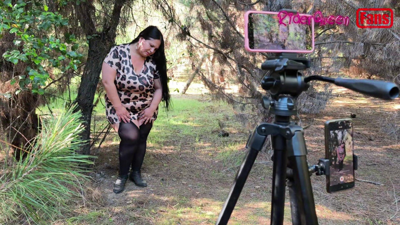 Riderqueen: Толстушка милфа в лесу