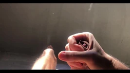 我撸管我的 18 厘米阴茎并射在我的肚子上