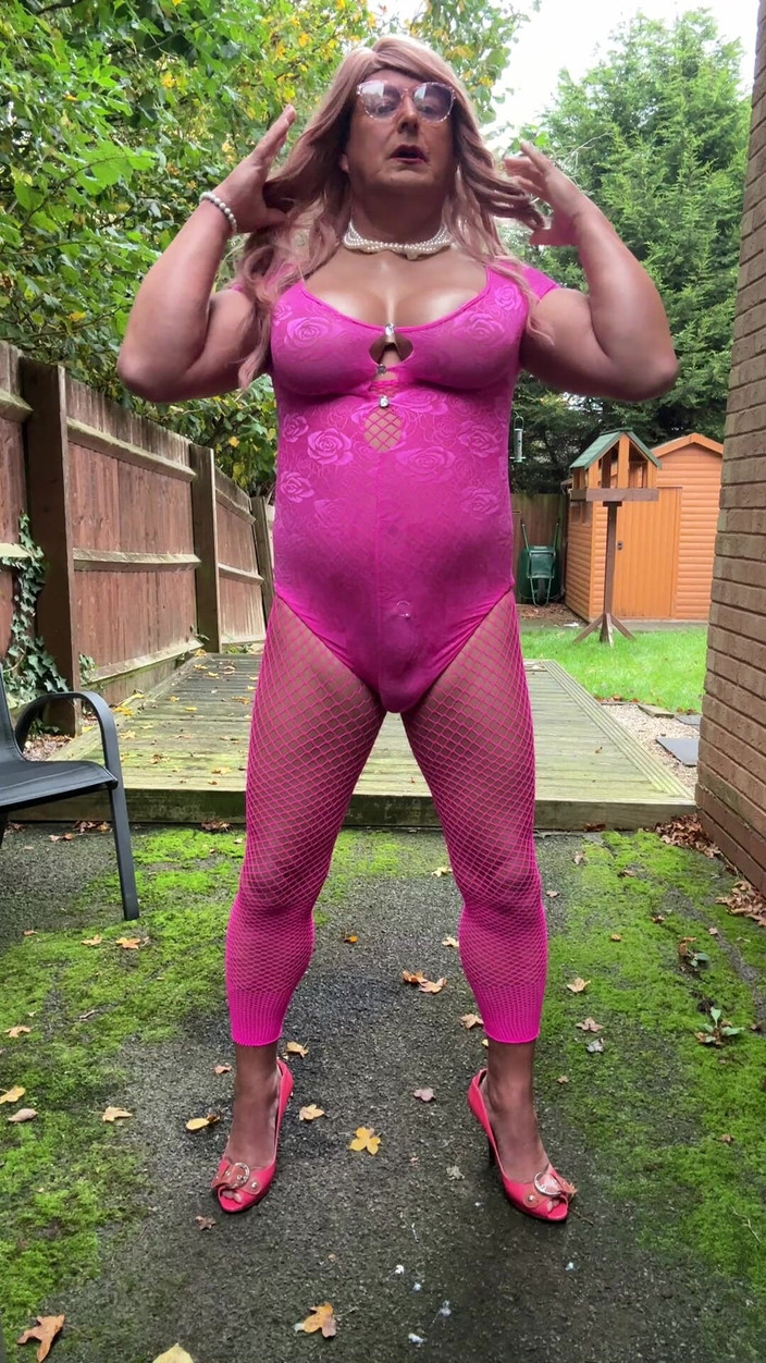 Kellycd2022: Crossdresser Kellycd2022 en combinaison rose et résille