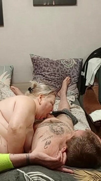 Une belle-mère fait un massage et une pipe avec avalage de sperme