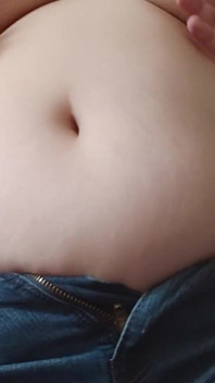 La Ragazza Paffuta Con Grandi Tette Naturali Scoreggia Sopra Di Te in Jeans