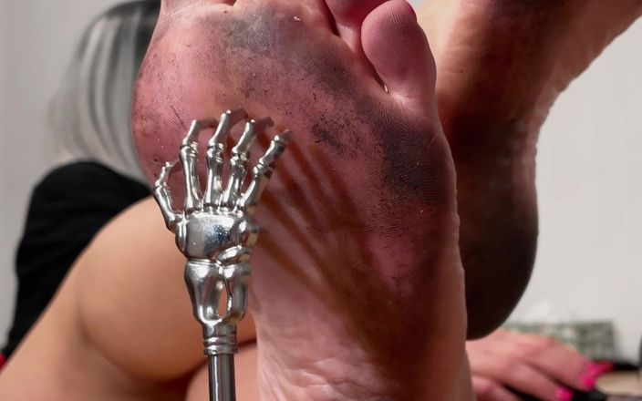 Mistress Legs: Zgarieturi picioare murdare ale stăpânei pe masă cu vedere la...
