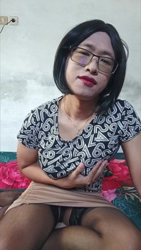Travestit se masturbează și ejaculează