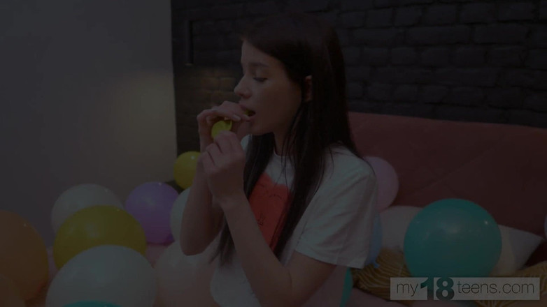 My 18 Teens: My18teens - 痩せこけた小柄なブルネットが風船を爆破し、ディルドで自分をファック